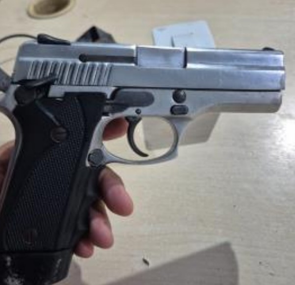 Homem é preso ao ser flagrado com pistola junto a criminosos no Valparaíso