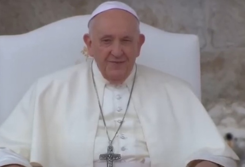 Papa Francisco é hospitalizado para tratar de bronquite