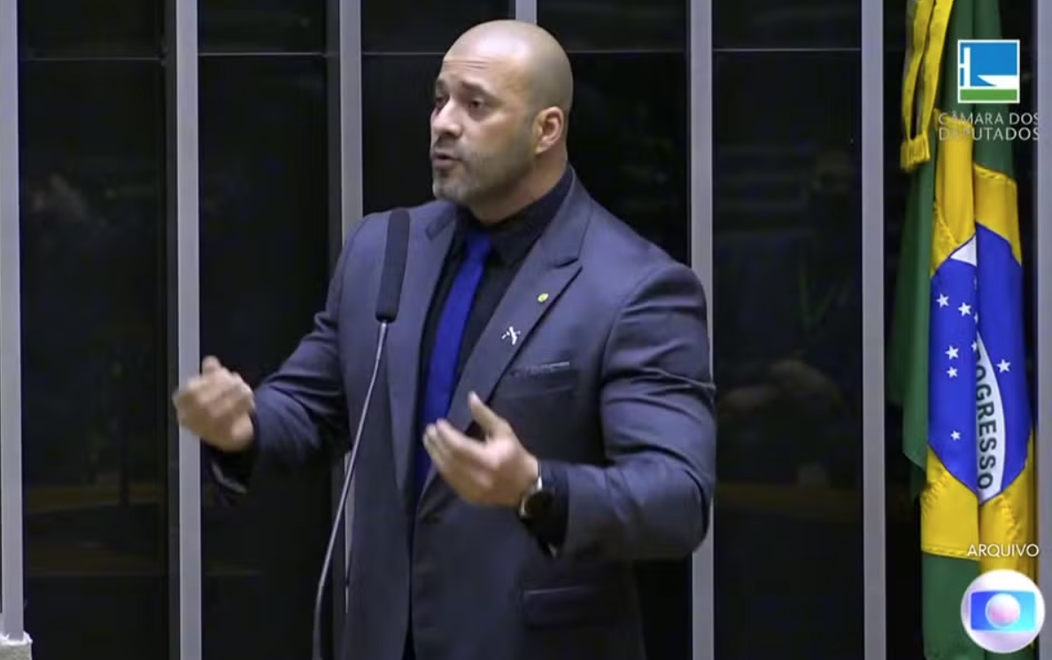 Moraes concede semiaberto a Daniel Silveira, mas nega soltura e indulto