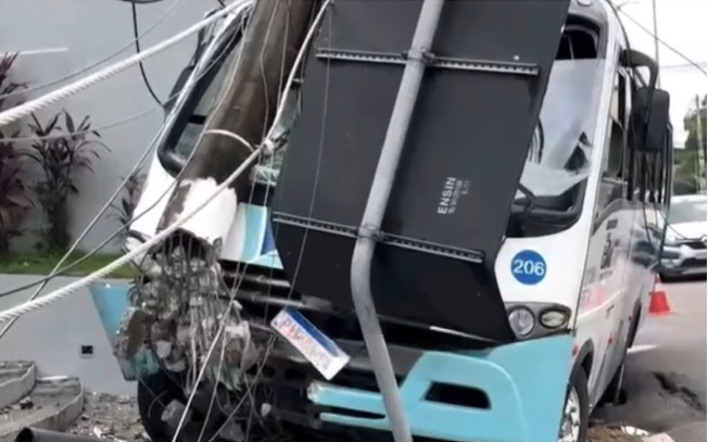 Alça viária da Darcy Vargas é interditada após micro-ônibus derrubar poste