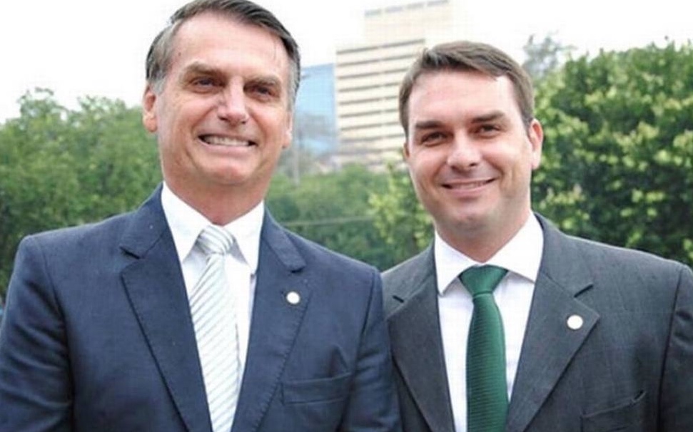 Flávio Bolsonaro critica Moraes e chama denúncia contra pai de 'absurda'