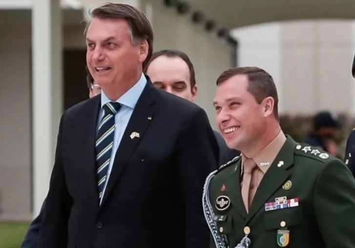 Cid diz ter visto Bolsonaro editar minuta golpista, aponta delação à PF