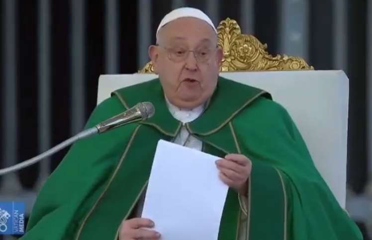 Papa Francisco continua em estado crítico, diz Vaticano