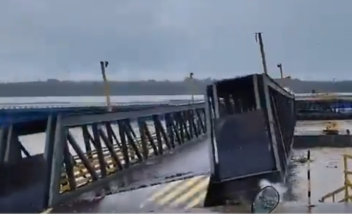 Dnit interdita porto de Borba após balsa arrancar ponte durante colisão
