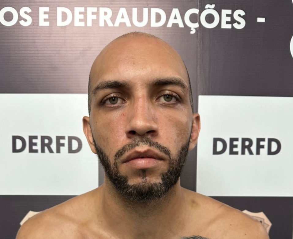 Homem é preso por roubo em residência na Ponta Negra; comparsa é procurado