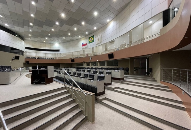 Com menos de um mês, vereadores de Manaus suspendem sessões