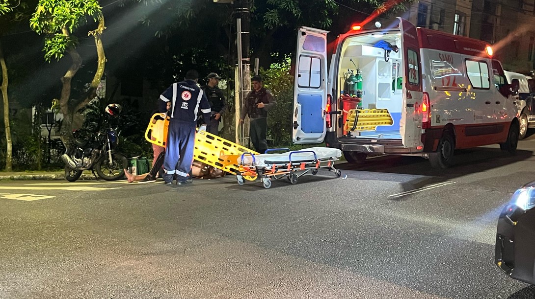 Motorista foge após atropelar motociclista em Manaus