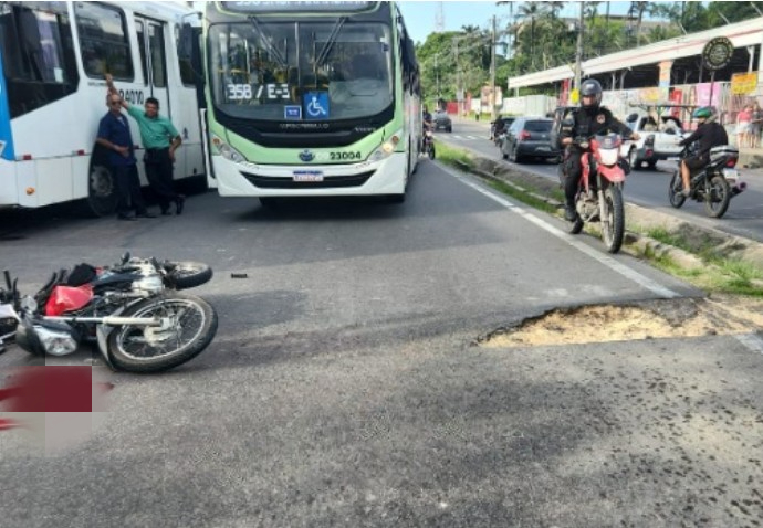 Motociclista é esmagado por carreta após carro desviar de buraco em Manaus