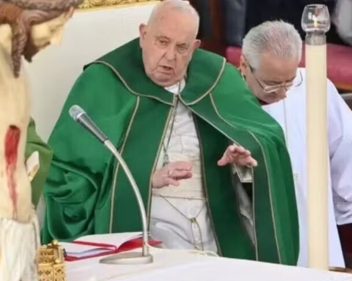 Vaticano diz que papa teve noite tranquila após crises respiratórias