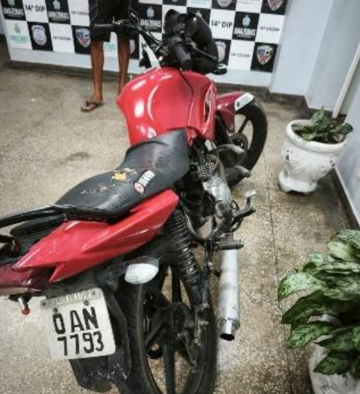 Foragido é preso enquanto passeava em moto com placa falsa em Manaus