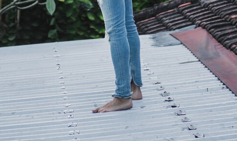 Homem arrebenta telhado e invade casa da mãe no Nova Cidade