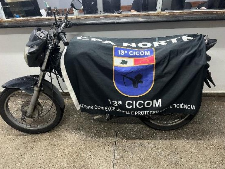 Adolescente é apreendido por assaltar motociclista de app em Manaus