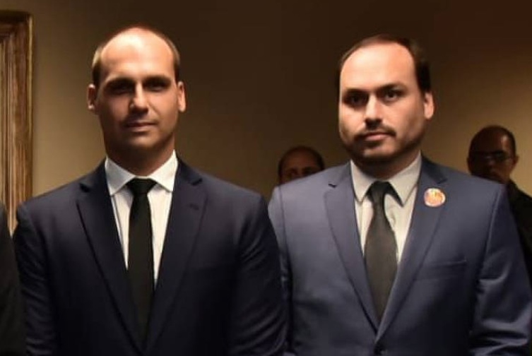 Carlos Bolsonaro cobra 'união da direita' sobre possível apreensão do passaporte de Eduardo