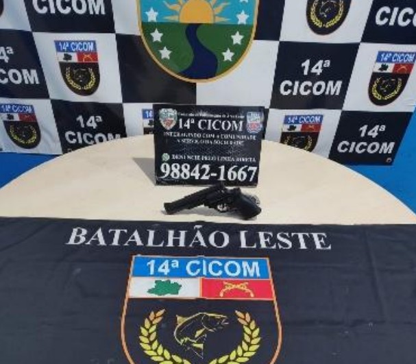 Marido é preso ao ameaçar esposa com arma falsa no Tancredo Neves