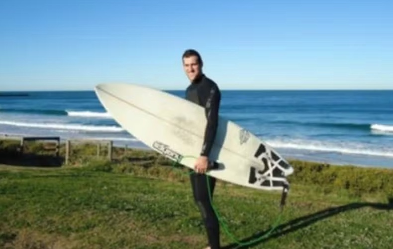 Surfista luta por minutos contra tubarão antes de desaparecer no mar