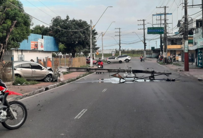 Carro desgovernado derruba poste e bloqueia Av. Djalma Batista