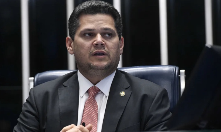 Alcolumbre vai pedir cassação de deputado bolsonarista que atacou Gleisi