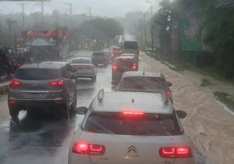 Av. Torquato Tapajós vira rio durante chuva intensa em Manaus 