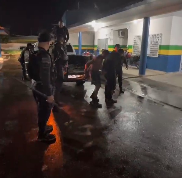 'Coca' e 'Bacural' são presos com arsenal de guerra escondido em Coari