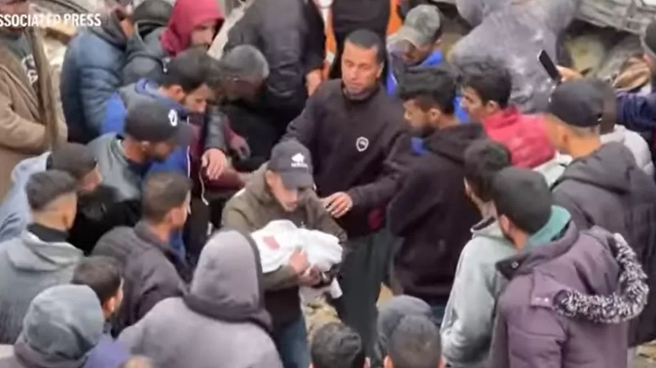 Bebê de 25 dias é resgatada dos escombros em Gaza após ataque aéreo