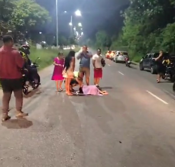 Passageira e motociclista ficam feridos em acidente grave no Cidade de Deus
