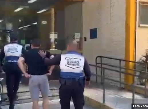 Administrador é preso sob suspeita de se masturbar na frente de escola infantil