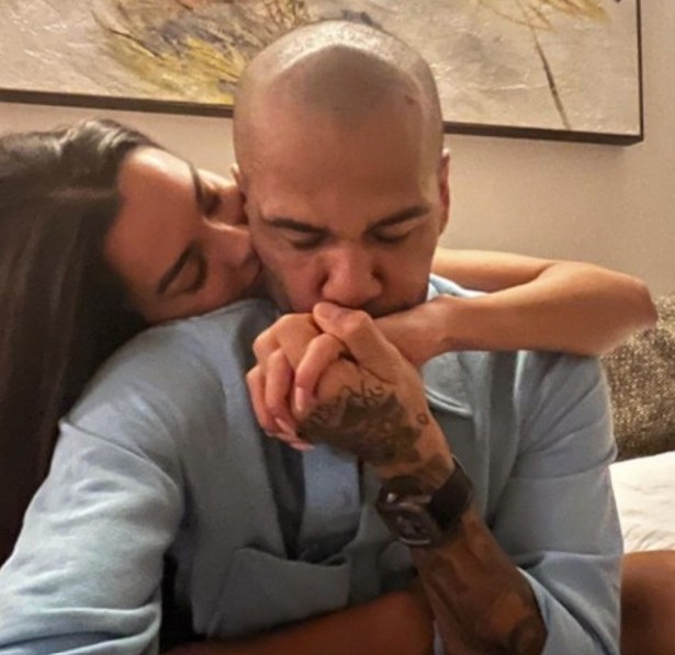 Esposa de Daniel Alves anuncia gravidez 4 dias após anulação de sentença