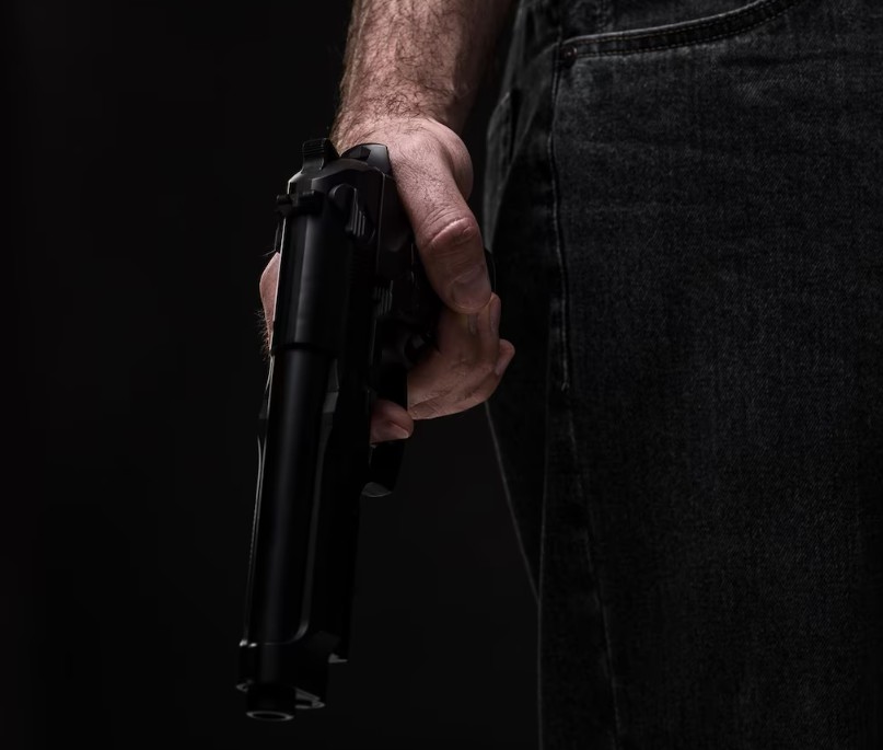 Jovem é baleado pelo próprio irmão durante briga no Petrópolis