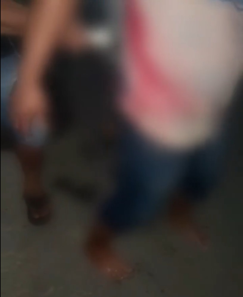 Homem caminha com facão cravado nas costas e choca população de Tefé