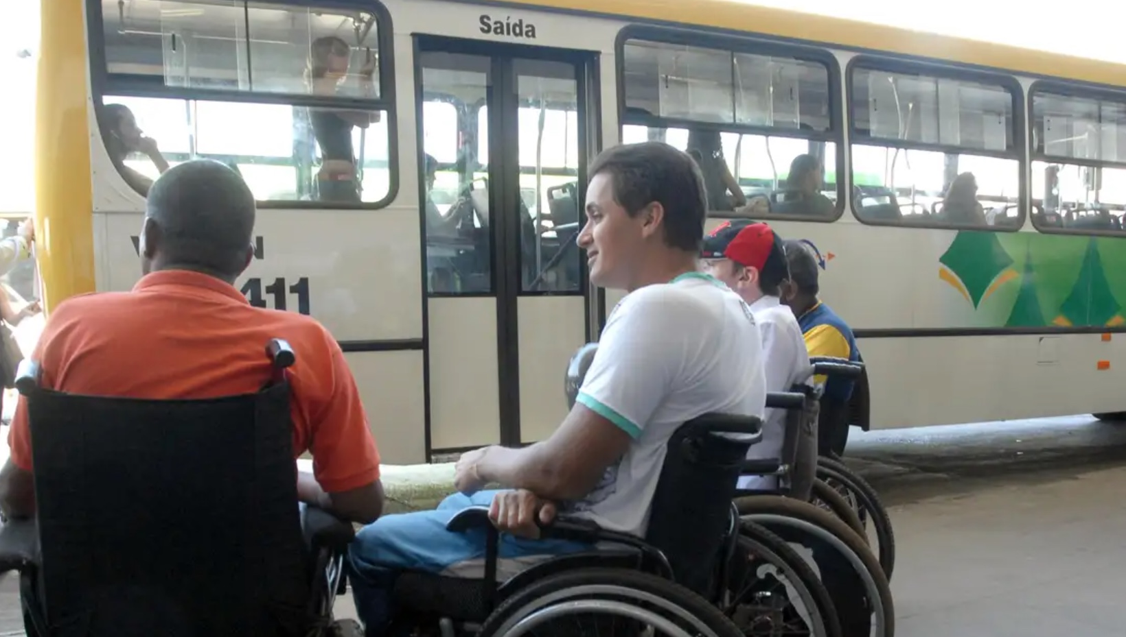 Empresa de ônibus é condenada por negar embarque a cadeirante em Manaus