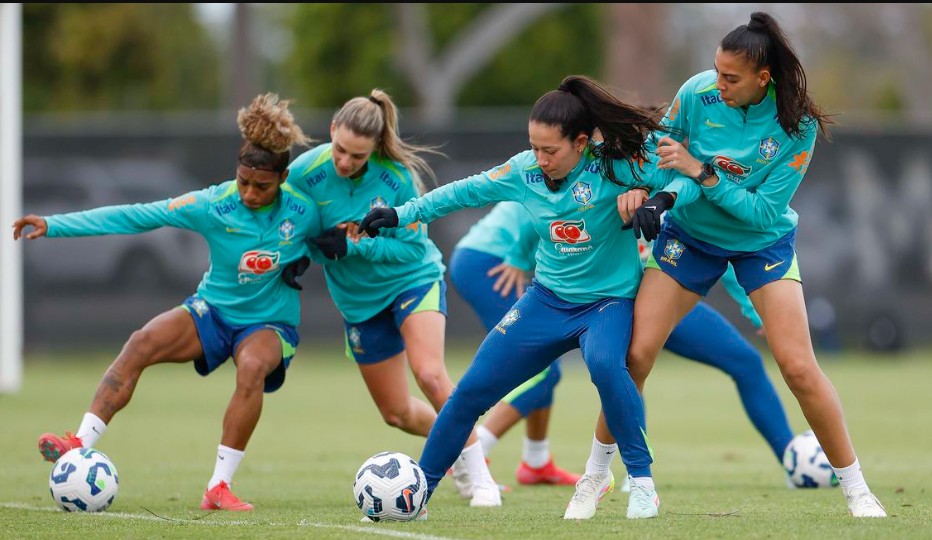 Seleção feminina treina nos EUA para enfrentar donas da casa