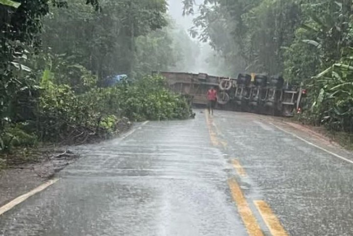Caminhão tomba na BR-174 e deixa motorista ferido