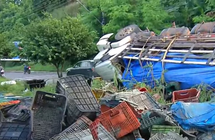 Caminhão tombado trava trânsito na Av. Noel Nutels nesta sexta-feira