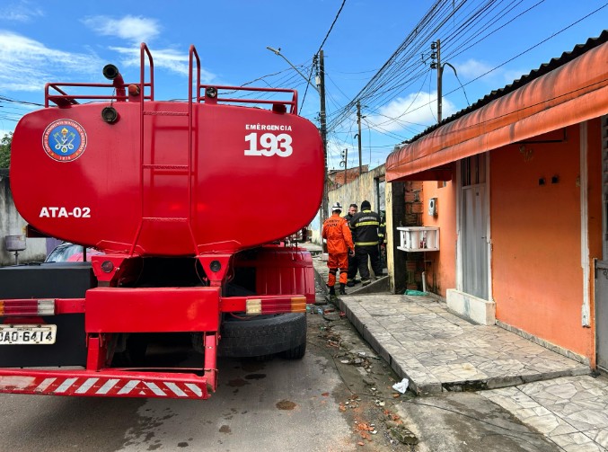 Quitinete pega fogo e moradores se desesperam no Mundo Novo