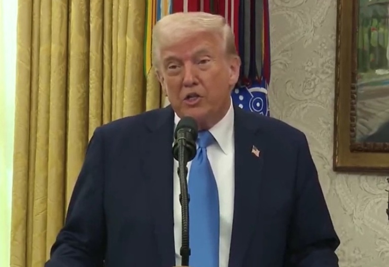 Trump diz que China 'jogou errado' ao retaliar tarifaço e afirma que país 'entrou em pânico'