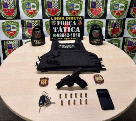 Homem é preso com arma e colete balístico em carro no Morro da Liberdade