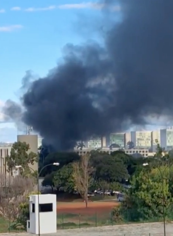 Esplanada dos Ministérios: incêndio em prédio anexo do MEC é controlado