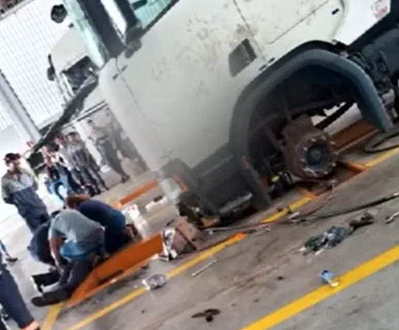 Mecânico tem cabeça prensada por cabine de caminhão em Tocantins