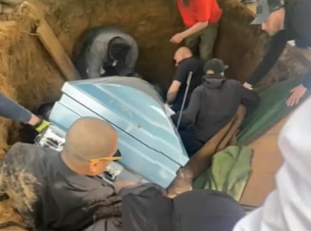 Familiares caem em túmulo enquanto carregavam caixão para sepultamento