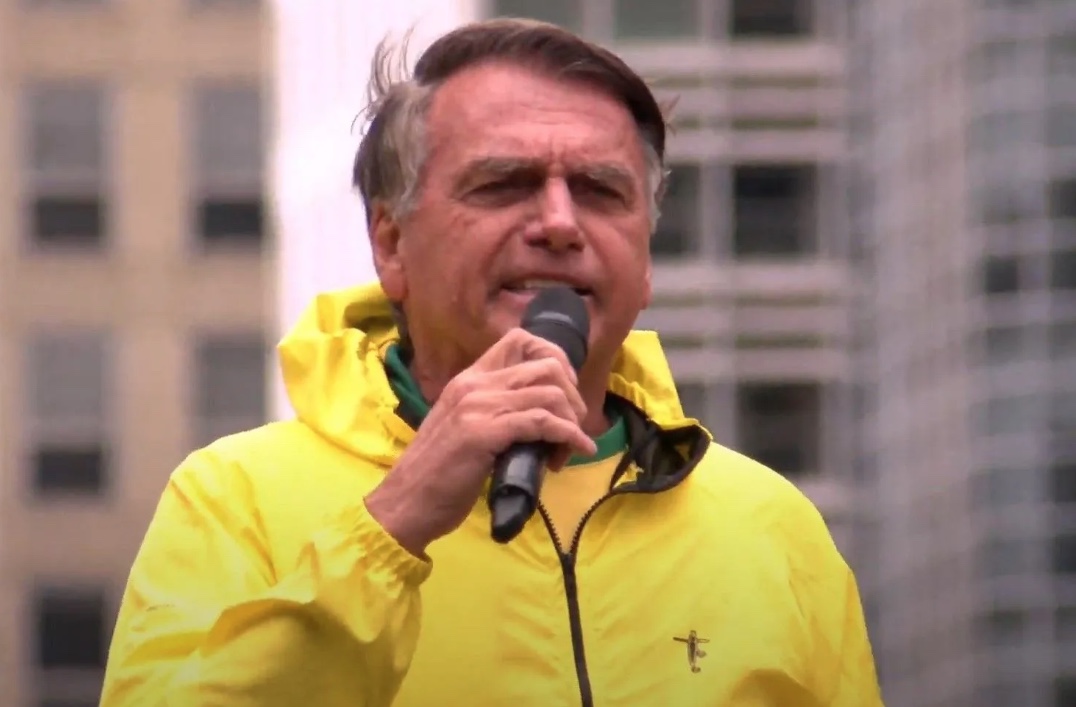 Após mal-estar, Bolsonaro é levado às pressas para hospital no RN