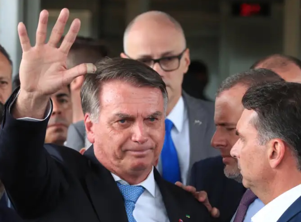 Bolsonaro está sem dor, estável e sem indicação de cirurgia, diz médico de hospital