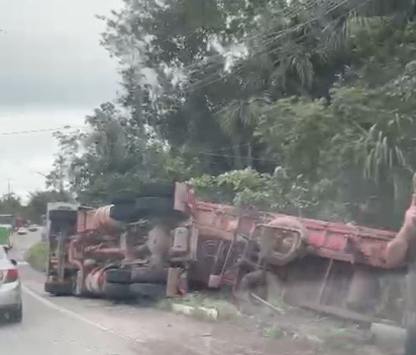 Carreta tomba na BR-174 e derruba poste de energia