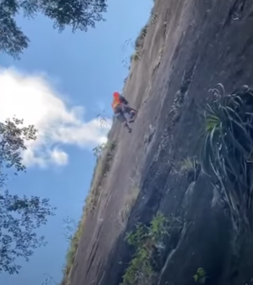 Alpinista é resgatado após despencar 20 metros e ficar preso em pedra no ES