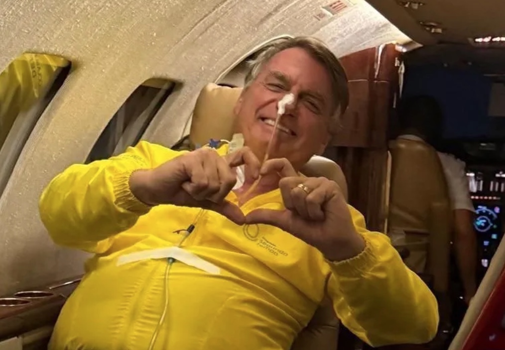 Na UTI, Bolsonaro afirma estar se recuperando sob "cuidados intensivos"