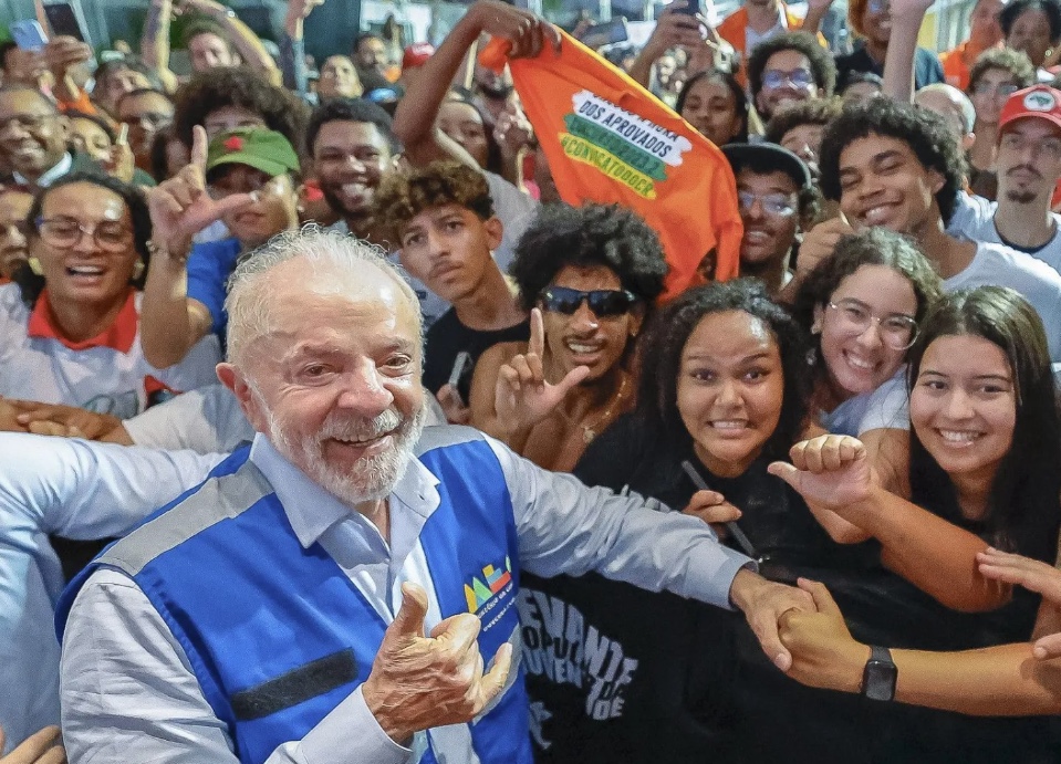 Elite do Brasil deveria 'se olhar no espelho e ter vergonha', diz Lula em evento sobre educação