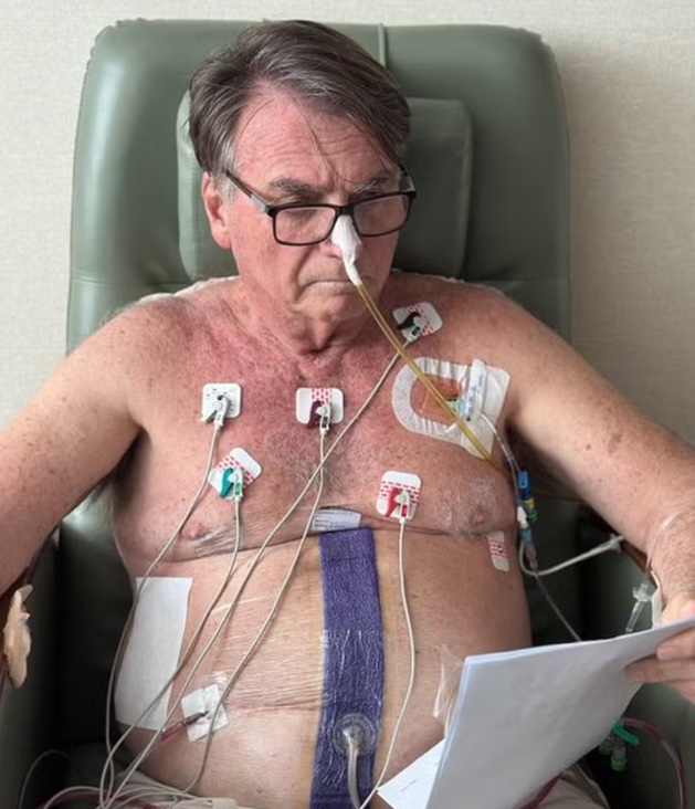 Bolsonaro apresenta melhora, mas segue internado na UTI após cirurgia