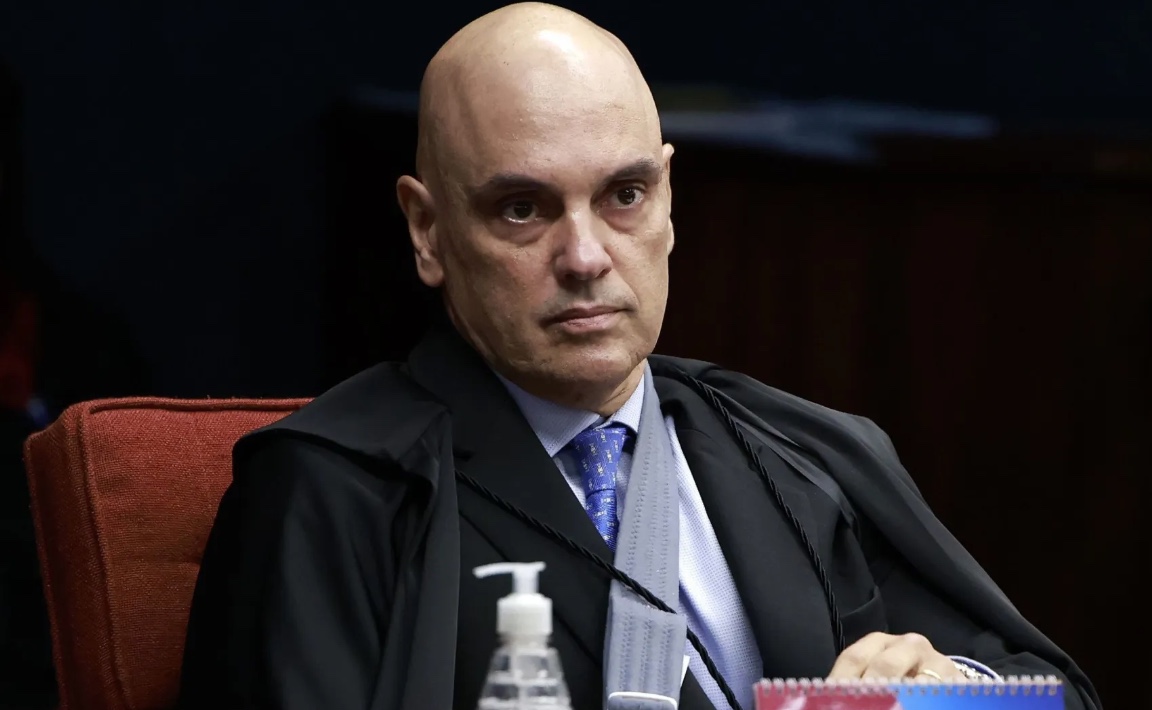 Após lesão, Moraes aparece de tipoia em julgamento do 'núcleo 2' no STF