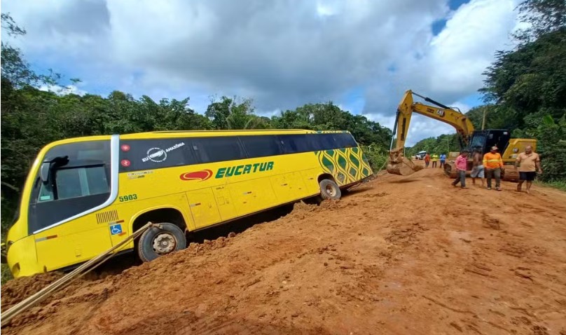 Três pessoas ficam feridas após ônibus tombar na BR-319