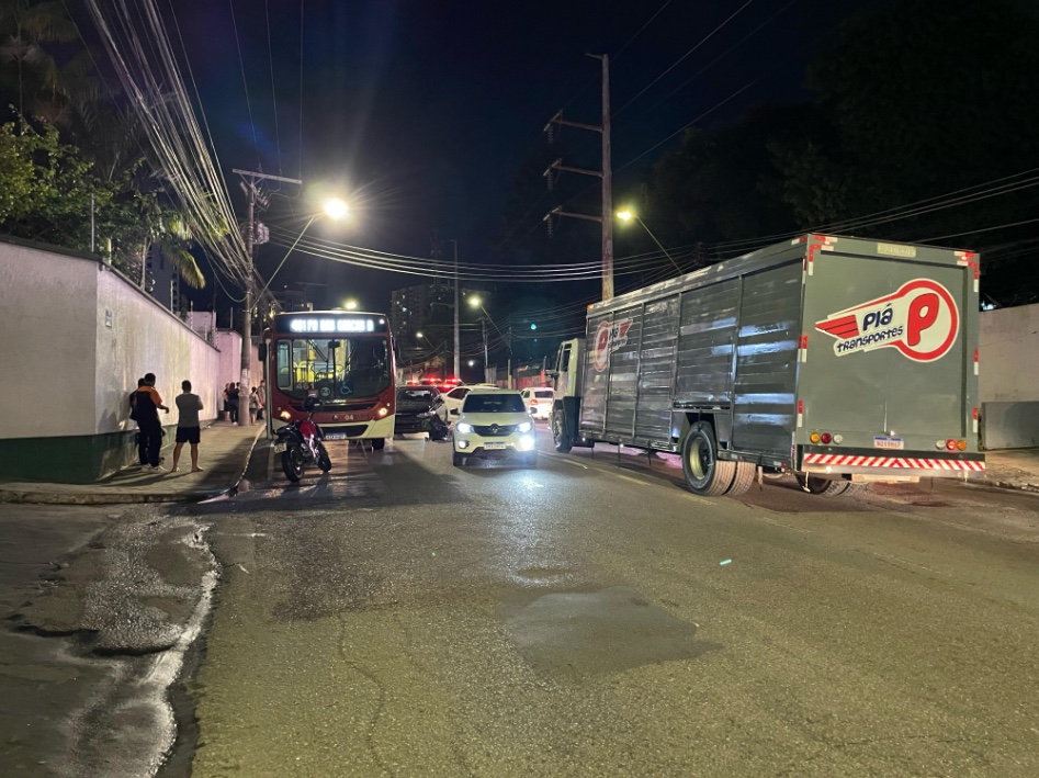 Ônibus e carro colidem e trânsito fica travado na Av. Marciano Armond