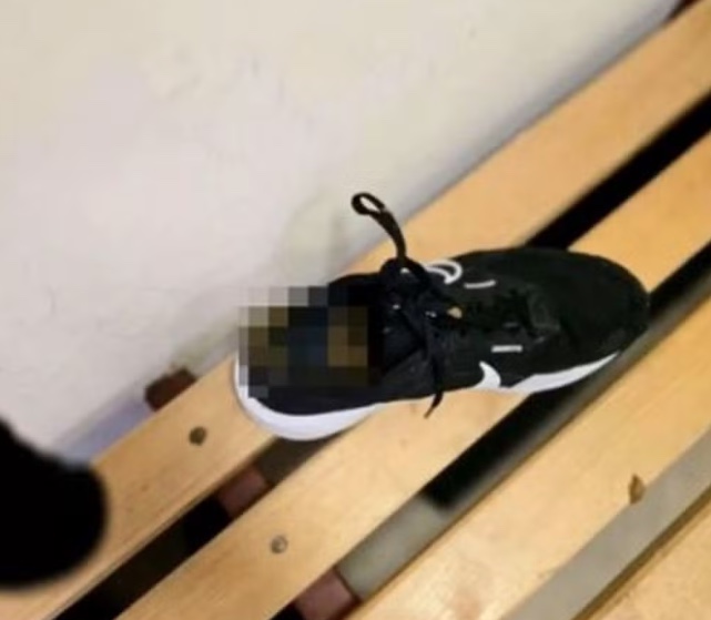 Jogo é interrompido após árbitro encontrar fezes em sua chuteira